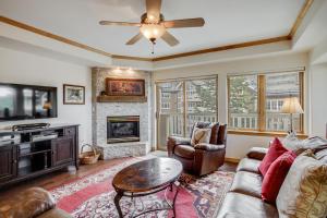 Luxurious 3 bedroom 3 bath condo! condo