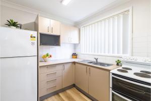 110 Catalina Close so close to the water