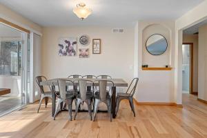 Unique 4 Season Porch 6 Queen Beds HUGE Space - 4hvězdičkové hotely ve městě Rapid City