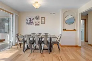 Unique 4 Season Porch 6 Queen Beds HUGE Space - Summerset