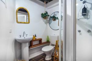 Treetops Sanctuary - Luxury Treehouse pole home