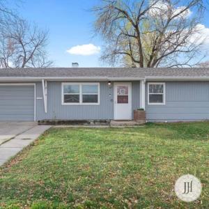 Pet Friendly Large Fenced Backyard Covered Patio