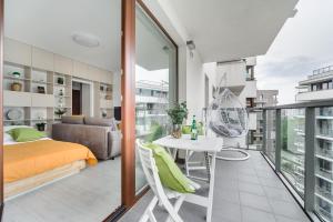 Lumina studio with balcony near Arkadia center Warsaw