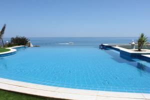 Breathtaking Villa with infinity pool over the sea - 4-star hotels in Luz