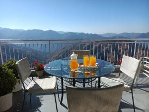 Hostie Dale View North - Designer 3BR Retreat with Epic Balcony & Pahari Meals