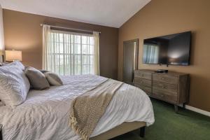 Laguna Bay 2 Bedroom Condo Resort Pool 8 Miles to Disney