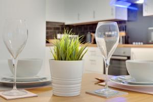 Charltons Bonds Apartments 1A by Week2Week