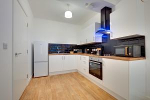 Charltons Bonds Apartments 1A by Week2Week