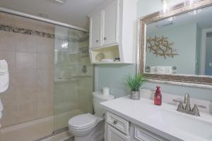 Charming Beachside Condo Lovely Pool Hot Tubs and Boardwalk