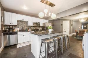 HostWise Stays - Chalk Art House - Chalkboard Wall, Private Parking, Patio