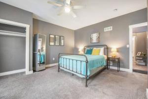 HostWise Stays - Chalk Art House - Chalkboard Wall, Private Parking, Patio