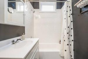 HostWise Stays - Chalk Art House - Chalkboard Wall, Private Parking, Patio