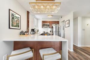 HostWise Stays - Grandview Balcony with Stunning Skyline Views