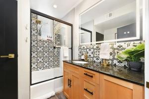 HostWise Stays - Grandview Balcony with Stunning Skyline Views