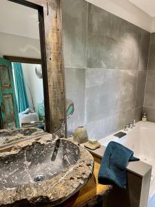 Maisons d'hotes Le Mas Saint Philippe : Chambre Double Deluxe avec Baignoire