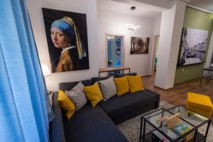 Downtown luxury apartment with backyard