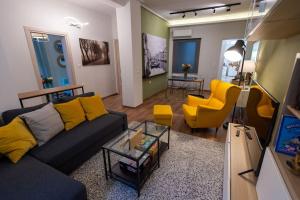 Downtown luxury apartment with backyard