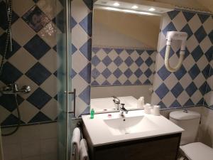 Hotels Hotel Le Lievre Blanc : Chambre Double Mansardée Sous Combles 