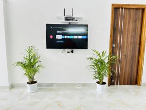 Tirupati Homestay - Shilparamam - Luxury AC apartments by Stayflexi - Fast WiFi, Kitchen, Android TV - Walk to PS4 Pure Veg Restaurant - Easy access to Airport, Railway Station and toTemples