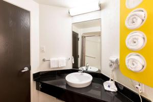 Queen Room - Non-Smoking room in Motel 6-Irving TX - DFW Airport North