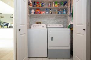 Sunny Palm Desert Escape on Golf Course