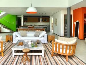 Casa de Praia em Interlagos - 4 suítes a poucos metros do mar
