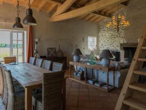 Maisons de vacances Lavish Mansion in Fargues-sur-Ourbise with Private Pool : photos des chambres