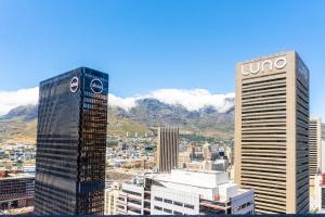 Stunning 1-bedroom apartment with mountain views