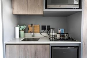 Stunning 1-bedroom apartment with mountain views