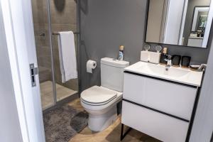 Stunning 1-bedroom apartment with mountain views