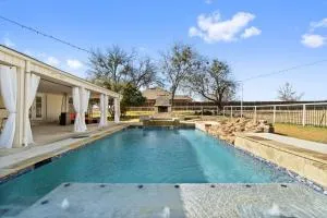 Farmhouse getaway with 3-acres of land - Rowlett