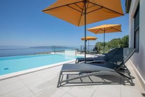 Family friendly apartments with a swimming pool Makarska  20262