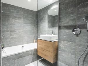 Joli duplex 8 pers, skis aux pieds, parking couvert, Courchevel Village - FR-1-631-108