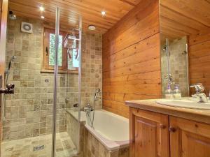 Chalet chaleureux proche des pistes, balcon et WiFi - FR-1-455-227