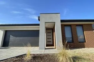 New 5-BRM Rental House Free Parking Wifi @Melton - Melton