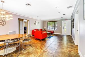 Hollywood Villa close to the BEACH wHEATED POOL