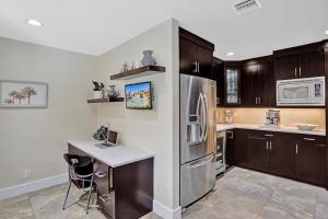 Hollywood Villa close to the BEACH wHEATED POOL