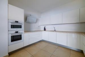 Stunning Seafront Lux Apt Fort Cambridge wt POOL