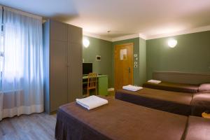Deluxe Triple Room room in Hotel Montebello