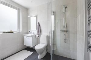 Modernt hus med parkeringsplatser och trädgård