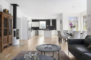 Modernt hus med parkeringsplatser och trädgård