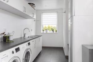 Modernt hus med parkeringsplatser och trädgård