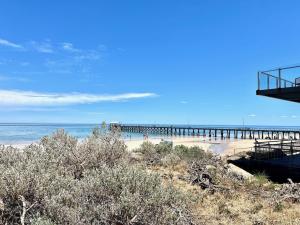 Kerrigans on Seaview- one minute walk to beach - no beachfront views or street views