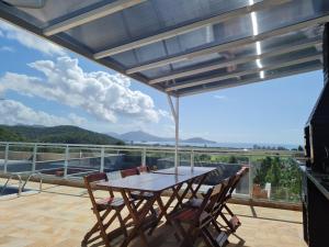 Casa Vista pro mar e piscina em caraguatatuba