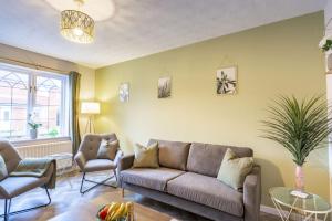 Modern 2-Bed Home with Free Parking Near Peak District