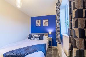 Modern 2-Bed Home with Free Parking Near Peak District