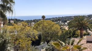 habitación con techo inclinado y vista al mar