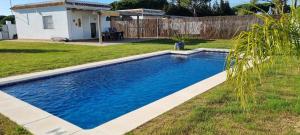 Las Casitas de la Barrosa con jardín y piscina