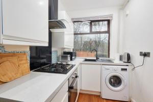 Peaceful Manchester house with garden and parking
