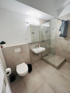 Big Apartment l 18 Beds l Free Parking l WiFi l